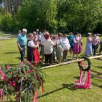Maibaum-aufstellen-Gruppenfoto-Kastell-Dornau
